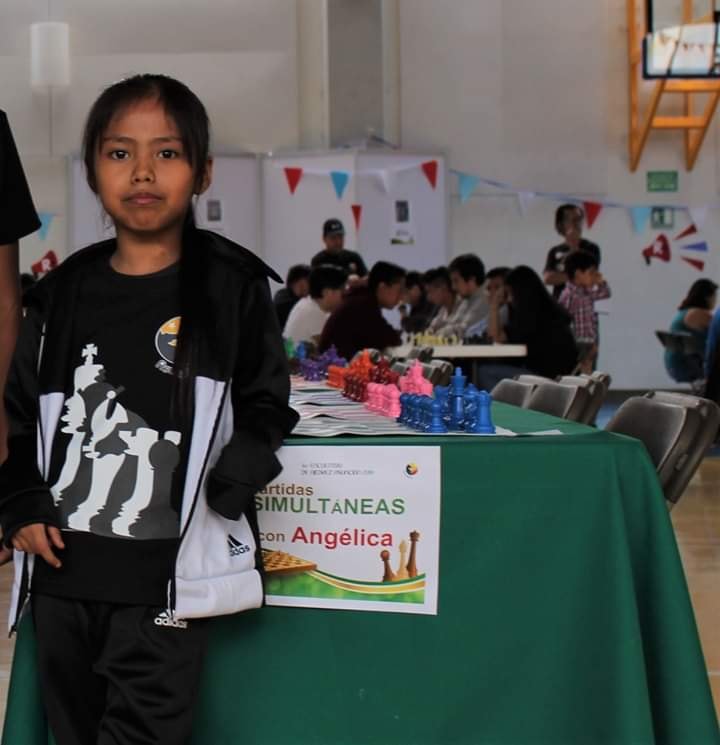 La niña Angélica rosa antes de dar una simultanea.