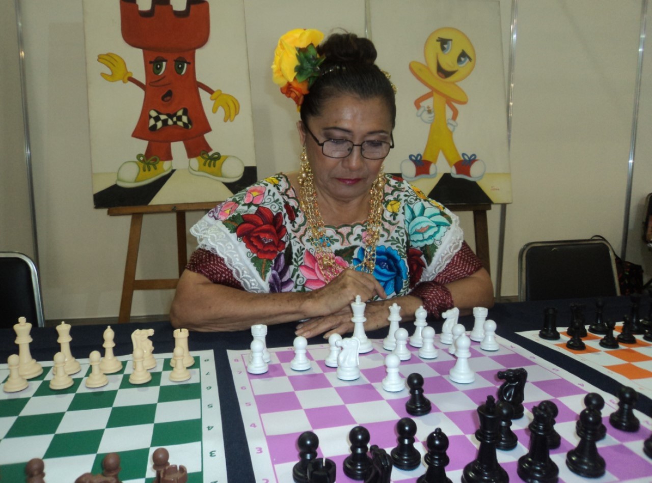 Como el ajedrez se extiende día a día por el mundo, cada vez son más frecuentes las escenas en que frente al tablero los protagonistas están ataviados con indumentarias tradicionales de diversas regiones o de determinadas épocas del año.