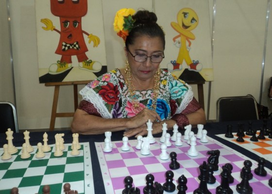 Como el ajedrez se extiende día a día por el mundo, cada vez son más frecuentes las escenas en que frente al tablero los protagonistas están ataviados con indumentarias tradicionales de diversas regiones o de determinadas épocas del año.