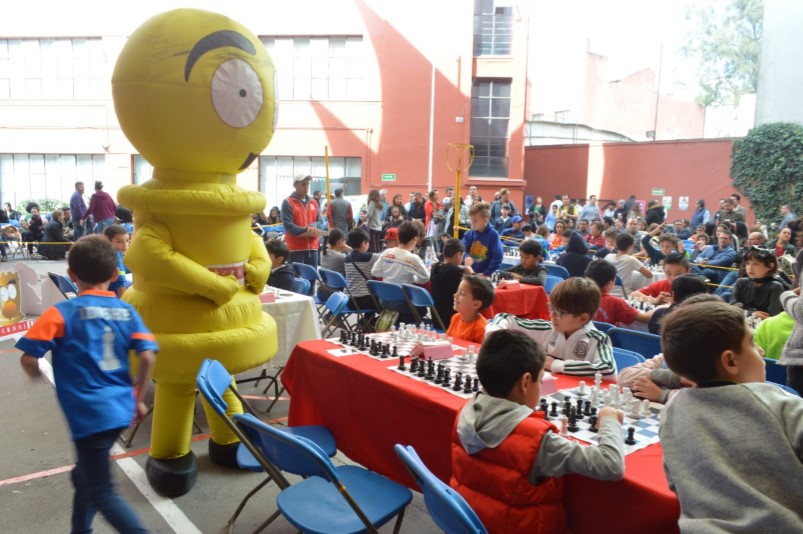 La más pequeña de las divisiones en el evento dominical, que constó de siete rondas, fue la de niños y niñas de cuatro a seis años de edad, quienes jugaron a un ritmo de cinco minutos por combatiente para toda la batalla.