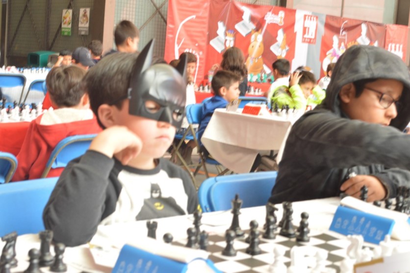 Auténticas postales ajedrecísticas, una de ellas teniendo como protagonista a Batman, el “Caballero de la noche”, se registraron en las mesas en que la chiquillería intercambiaba jaques tablero de por medio, sosteniendo a su nivel sus propias batallas de las ideas. Es así como la milenaria disciplina les llega a todos los alumnos del plantel sede, que abrió su taller ajedrecístico en el año 2000.