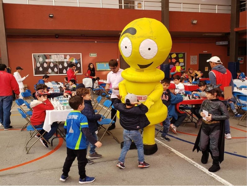 Hay de festejos a festejos. El que anteayer domingo tuvo lugar en la Queen Mary School para celebrar sus 20 años de promover el ajedrez infantil es para recordar durante mucho tiempo.