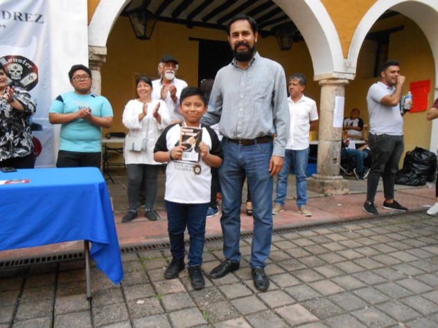 Diego Paolo García Noriega totalizó 4.5 rayitas para coronarse en Sub 10. A medio punto de distancia le siguieron Adrián Fernández Rosas y Gabriel Sánchez Velázquez. El mandón en Sub 8 resultó Felipe Yunuén Sánchez Cen, quien ganó sus cinco encuentros. Después quedaron Anthony Leandro Dichi Vázquez y Mateo Israel Pérez Tun.