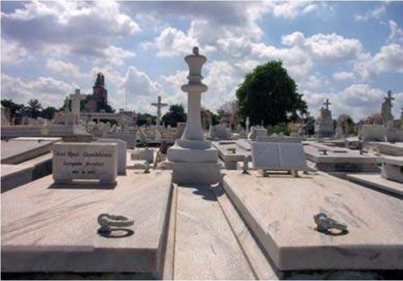 Meses antes estuvo en La Habana, Cuba, donde conoció el lugar en que reposan los restos del tercer campeón mundial, José Raúl Capablanca y Graupera. En la Necrópolis de Cristóbal Colón, que acoge las tumbas de grandes personalidades de la Mayor de las Antillas, un rey blanco de mármol adorna el mausoleo del precoz isleño que a los cuatro años de edad aprendió a mover los trebejos viendo jugar a su padre.