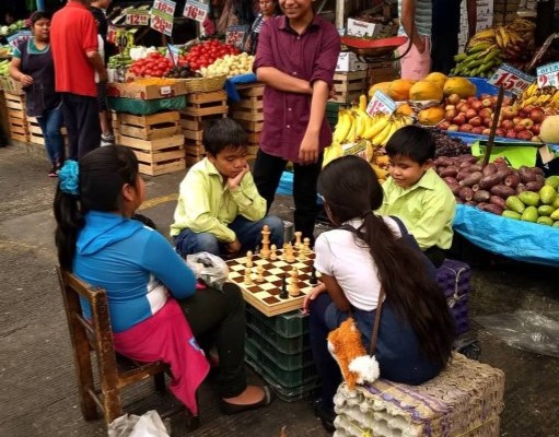 Niños jugando ajedrez en el mercado de la ciudad México