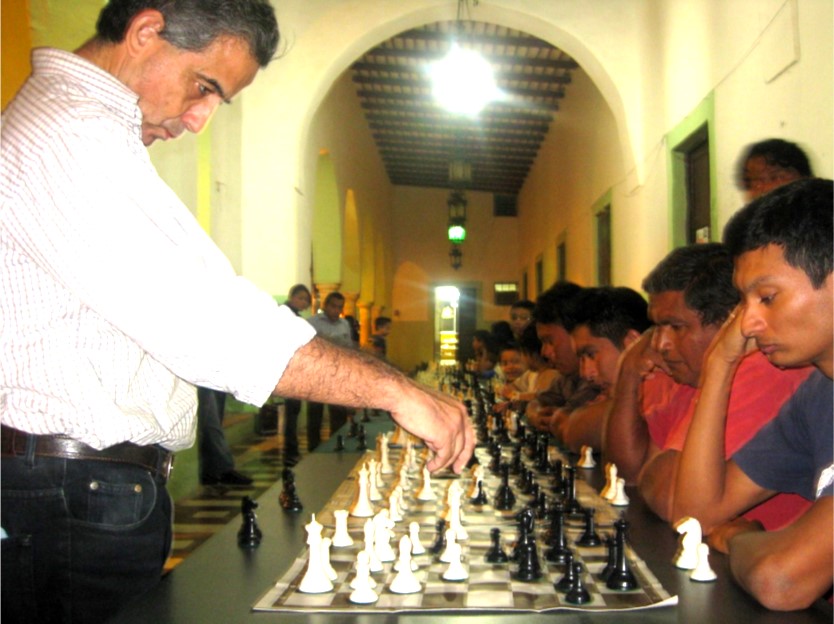 Incluso ha ofrecido ese tipo de exhibiciones en el interior del Estado. Una muy recordada, por el entusiasmo que levantó entre niños, jóvenes y padres de familia, fue la que dio contra 20 rivales una noche a principios de 1911 en los bajos del Palacio Municipal de Ticul.